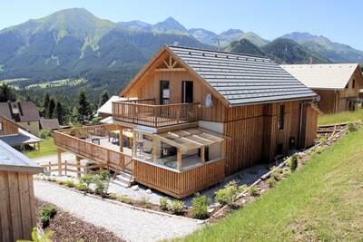 Detached holiday homes on a slope at Alps Resorts Almdorf Hohentauern