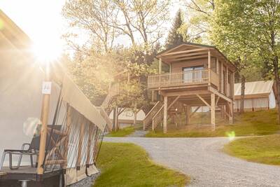 Safari tents and a chalet on stilts at the Alps Resorts Chalets and Glamping Nassfeld holiday park