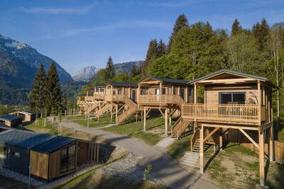 Several holiday homes on stilts in the mountains at Alps Resorts Chalets and Glamping Nassfeld