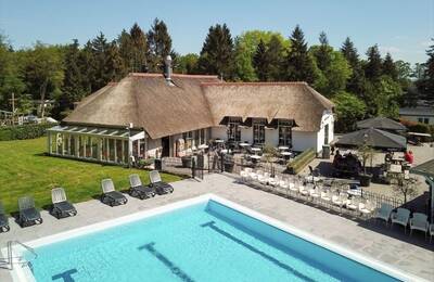 The outdoor pool at the Brasserie at the De Thijmse Berg holiday park