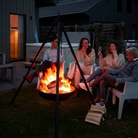 People at a fire pit in the garden of a holiday home at Dutchen Baayvillas