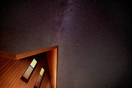 Holiday home at night at the Dutchen Baayvillas holiday park with a beautiful starry sky