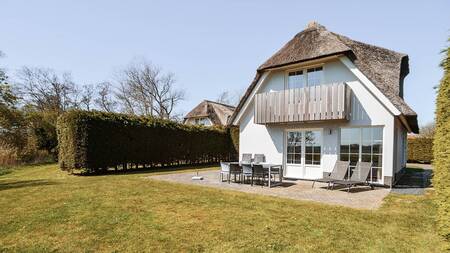 Detached thatched villa on the Dutchen Park Waddenduyn holiday park