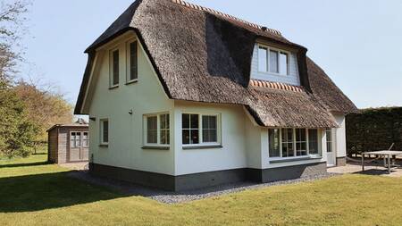 Holiday home with thatched roof at the Dutchen Park Waddenduyn holiday park