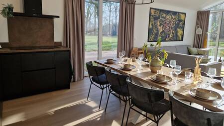 Dining table in a holiday home at Landal Landgoed Bourtange