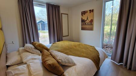 Bedroom with double bed in an accommodation at Landal Landgoed Bourtange