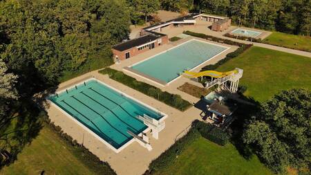 There is an open-air swimming pool next to Landal Landgoed Bourtange