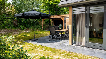 Garden with canopy, green egg and garden set with parasol at Landal Residence Berger Duinen