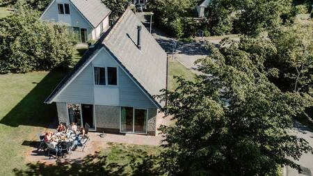 Family in the garden of a detached holiday home on the Ruwinkel Estate